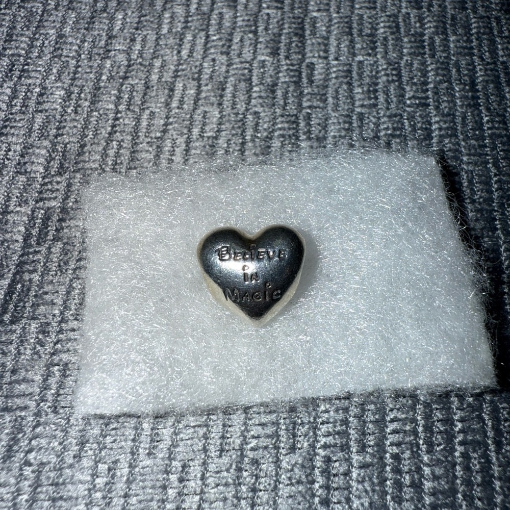 Authentic Pandora Disney Mickey and Minnie Kiss Heart Sterling Silver Charm - Picture 3 of 8